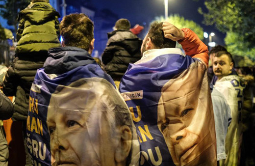 NY Times muhabiri duyurdu! AK Parti İl Başkanlığında: Hava gergin, vatandaşların bekleyişi sürüyor!