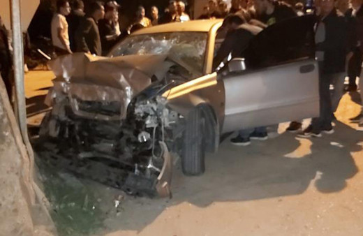 Bursa'da kontrolden çıkan otomobil beton duvara çarptı: 4 yaralı