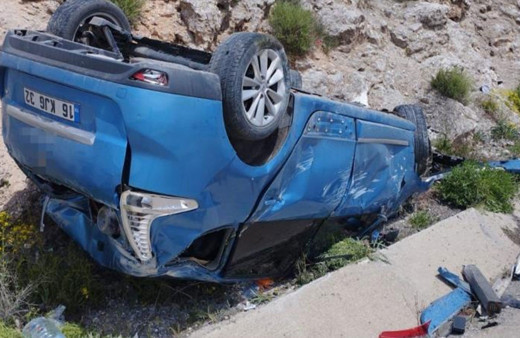 Sivas'ta otomobil takla attı: 2’si çocuk kişi 3 yaralı
