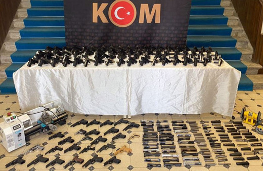 İzmir polisi, 23 yaşındaki silah tacirini kıskıvrak yakaladı