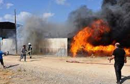 Antalya'da geri dönüşüm deposunda çıkan yangın seralara sıçradı