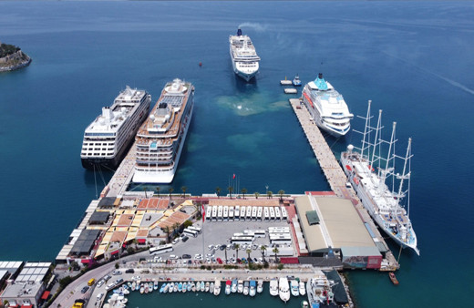 Kuşadası'na 5 kruvaziyer gemiyle 7 bin 550 turist geldi