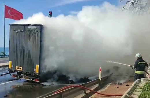 Tekirdağ'da Yunanistan'a tekstil ürünü götüren tır cayır cayır yandı