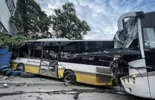 Bursa'da servis aracı ile özel halk otobüsünün çarpıştığı kazada sürücüler yaralandı