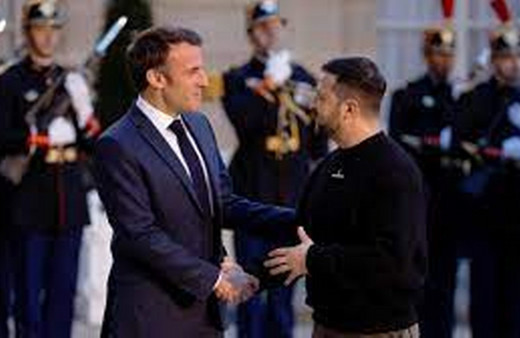 Macron ve Zelenskiy Paris'te bir araya geldi