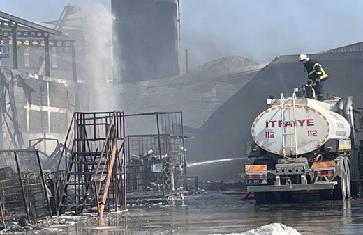 Adana'da plastik fabrikasında çıkan yangın kontrol altına alındı