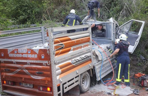 Antalya'da freni boşalan kamyonet devrildi: 2 ölü, 1 yaralı