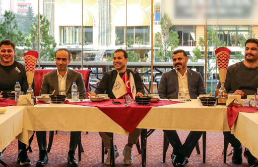 Türkiye'nin şampiyon güreşçileri yemekte buluştu