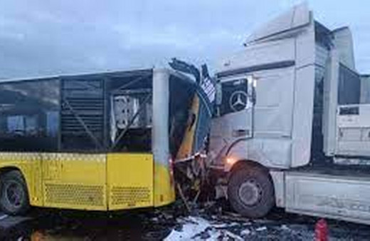 Pendik'te tır ile İETT otobüsünün çarpıştığı kazada 5 kişi yaralandı