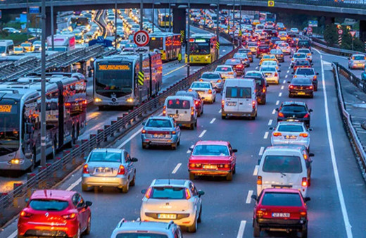 İstanbul'da yağışlı hava trafik yoğunluğuna neden oldu