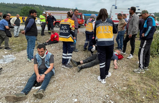 Manisa'da zincirleme trafik kazası: 12 kişi yaralandı!