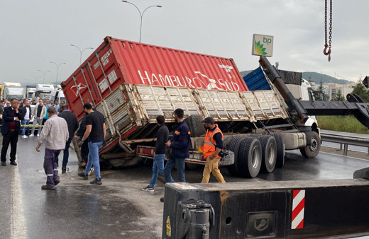 Kocaeli'deki trafik kazası Anadolu Otoyolu'nda ulaşımı aksattı