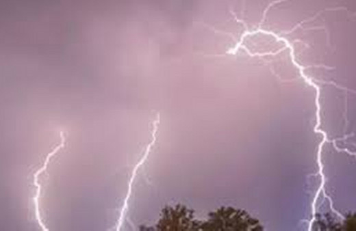 Eskişehir'de aydınlatma direğine yıldırım isabet etti