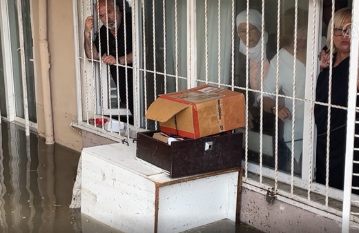 Meteoroloji uyarmıştı, İzmir'i yine sağanak vurdu