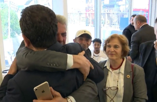 Vatandaş Ekrem İmamoğlu'na sarılarak ağladı! 'Yemeğini yedin mi?' diye sordu