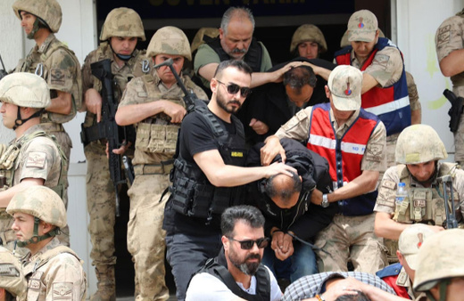 Mardin'de jandarma kıyafeti giyip, Irak uyruklu kişileri yağmaladılar!