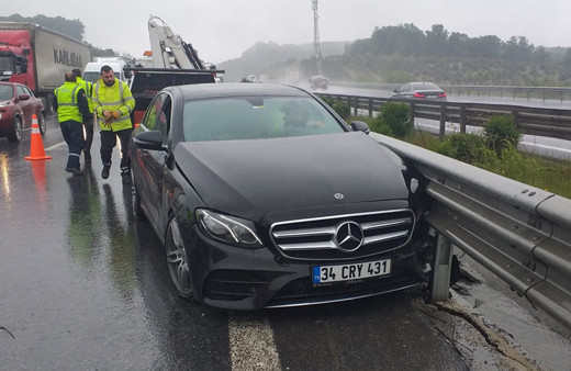 Çekmeköy'de 2'si kamyon 7 araç zincirleme kazaya karıştı
