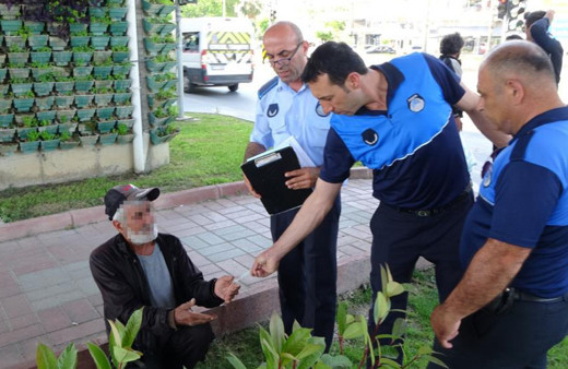 Zabıta'nın alkollü dilenciler ile imtihanı! Ceza yazılırken bile içmeye devam ettiler, kamerayı görünce siyasete soyundular!