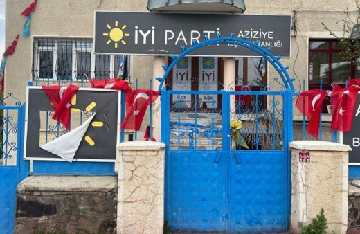 Erzurum'da İYİ Parti ilçe binası taşlı saldırıya uğradı