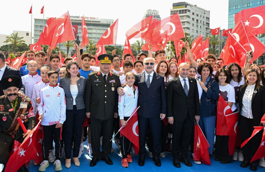 İzmir'de 19 Mayıs Atatürk'ü Anma Gençlik ve Spor Bayramı Kutlandı