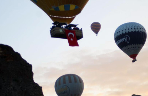 Kapadokya'da balonlar Türk Bayrakları ile havalandı