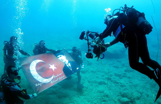 Hatay'da 19 Mayıs coşkusu su altında da yaşandı