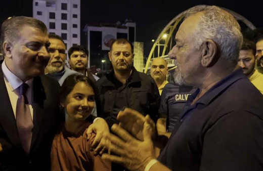 Bakan Koca'dan çadır kente gece ziyareti! Depremzede ile samimi diyalog: "Bakanım artık uyuyun siz bize lazımsınız"