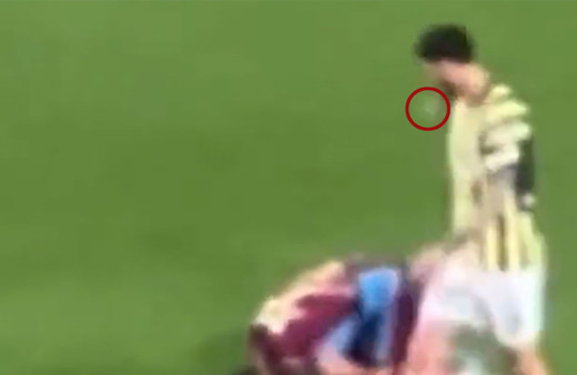 Fenerbahçe-Trabzonspor derbisinde skandal hareket! Secde eden rakibine tükürdü