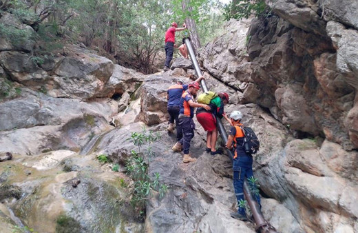 Muğla'da uçurumda mahsur kalan tatilciler kurtarıldı