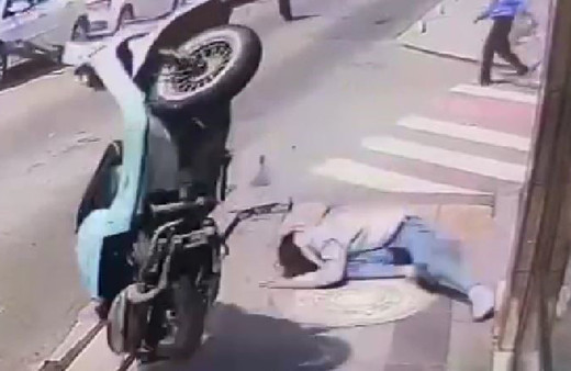 Tekidağ'da feci kaza! Motosiklet şaha kalktı, sürücü böyle savruldu! O anlar kamerada