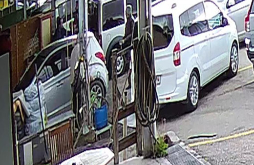 Bolu'da otomobil pazarında kavga: Yumruklar havada uçuştu, sopa ve muştayla darp ettiler!