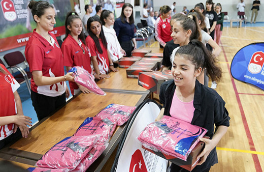 Gaziantep'te yaklaşık 600 öğrenciye spor malzemesi desteği verildi