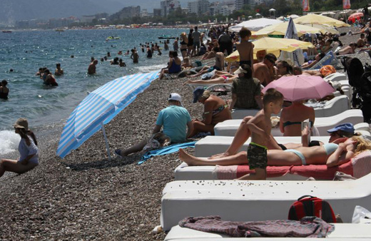 Doğu’da karla mücadele, Antalya'da ise deniz keyfi