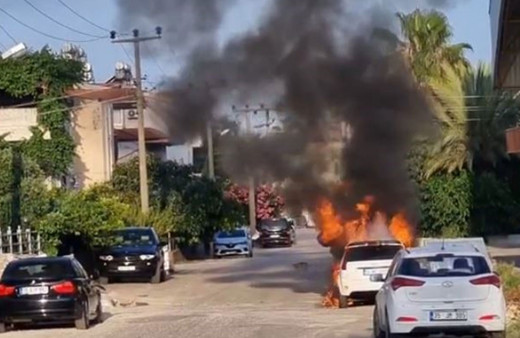 Antalya'da park halindeki otomobil alev alev yandı!