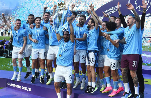 Manchester City, şampiyonluk kupasını kaldırdı