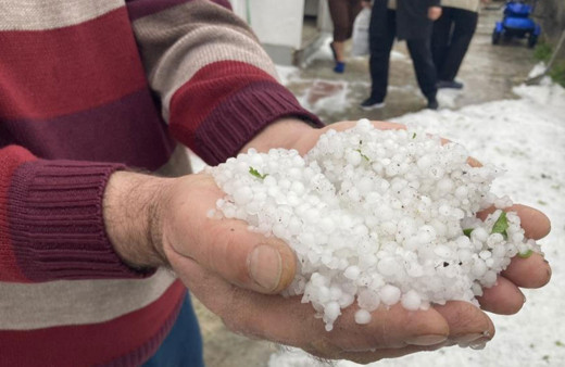 Erzincan'da dolu yağışı yolları beyaza büründürdü