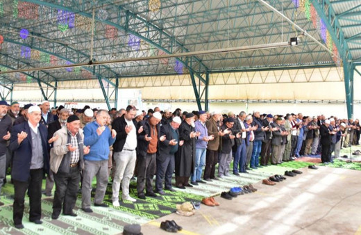 Eskişehir'de binlerce kişi yağmur duası için toplandı