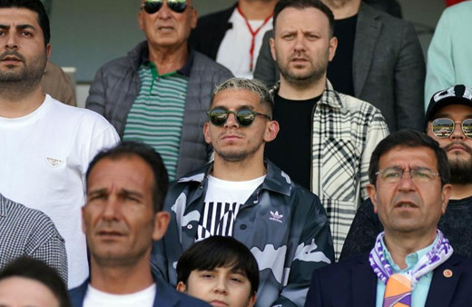 Lucas Torreira, Eyüpspor - Ankara Keçiörengücü maçını takip ediyor