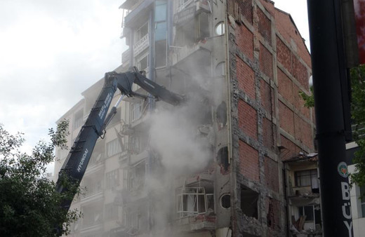 Cadde trafiğe kapatıldı: Ağır hasarlı binanın yıkımını film gibi izlediler!