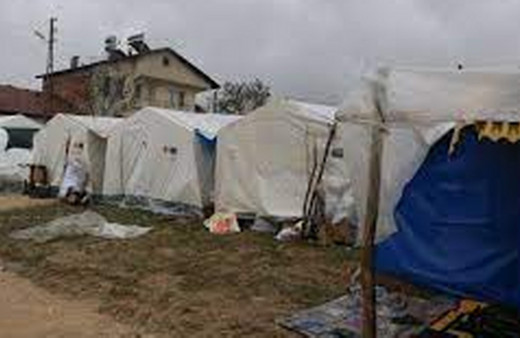 Malatya'da depremzedelerin kaldığı konteyner ve çadırlar ilaçlanıyor