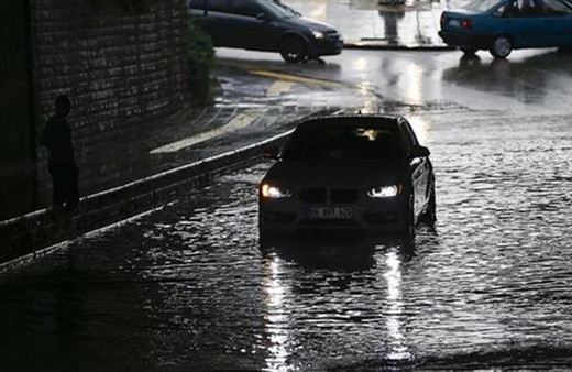Şanlıurfa'da sağanak su baskınlarına neden oldu