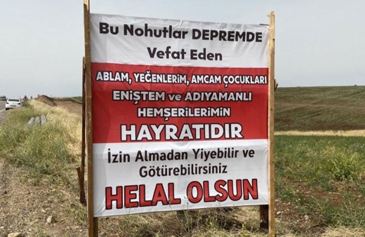 Depremzede vatandaş tarlasını herkese açtı! “Helal olsun” pankartı astı!
