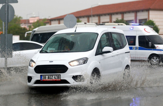 Kayseri'de sağanak etkili oldu! Yolları su bastı!