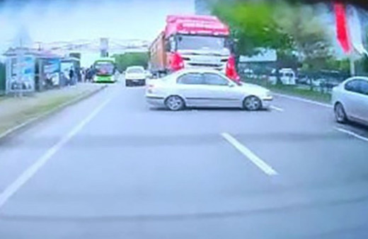 Samsun'da korkutan kaza kameraya yansıdı! Sanki drift yaptı!