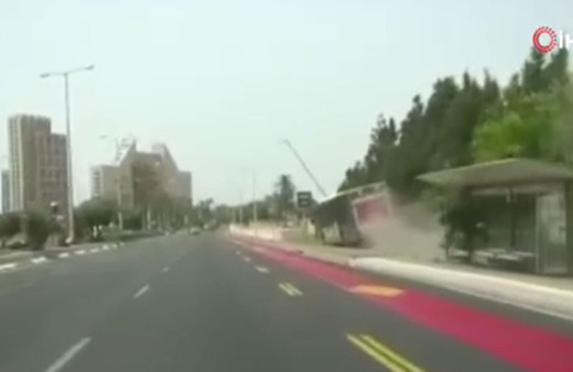 Yoldan çıkan yolcu otobüsü duvara çarptı! Çok feci görüntü