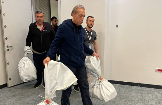 İlk oylar Türkiye'ye getirildi! 7 kilitle açılabilen çelik kapılı bir odada muhafaza altına alındı