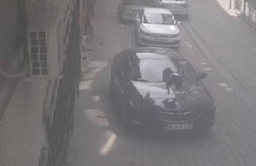 İstanbul'da 3 yaşındaki çocuk 4'üncü kattan otomobilin üzerine düştü! O anlar kamerada