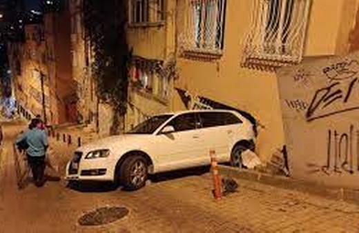 Beşiktaş'ta yokuş aşağı kayan minibüs yayaya çarptıktan sonra devrildi