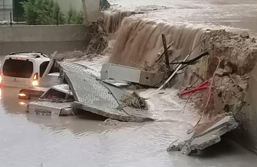 Mersin'de şiddetli yağmur nedeniyle onlarca araç sular içinde kaldı