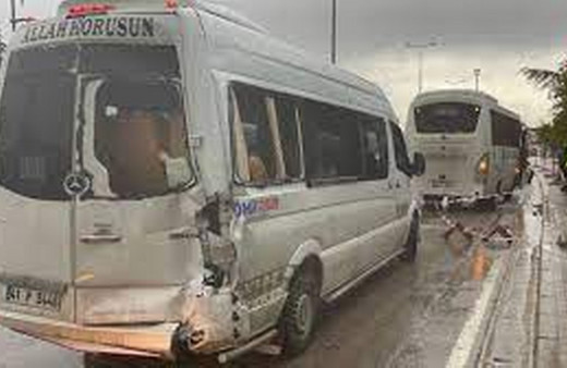 Kocaeli'de iki servis aracının karıştığı kazada 4 işçi yaralandı